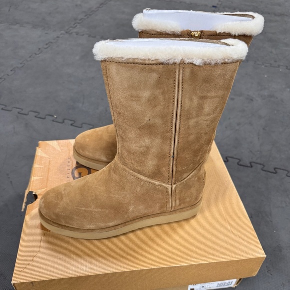 Brand New, Never Worn - UGG Women's Classic Short BLVD - Picture 1 of 7